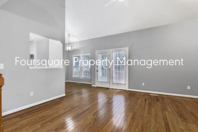 Building Photo - End Unit Town Home | 2nd Floor Loft | Wash...