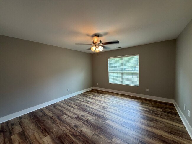 Building Photo - Home in country just minutes from town!