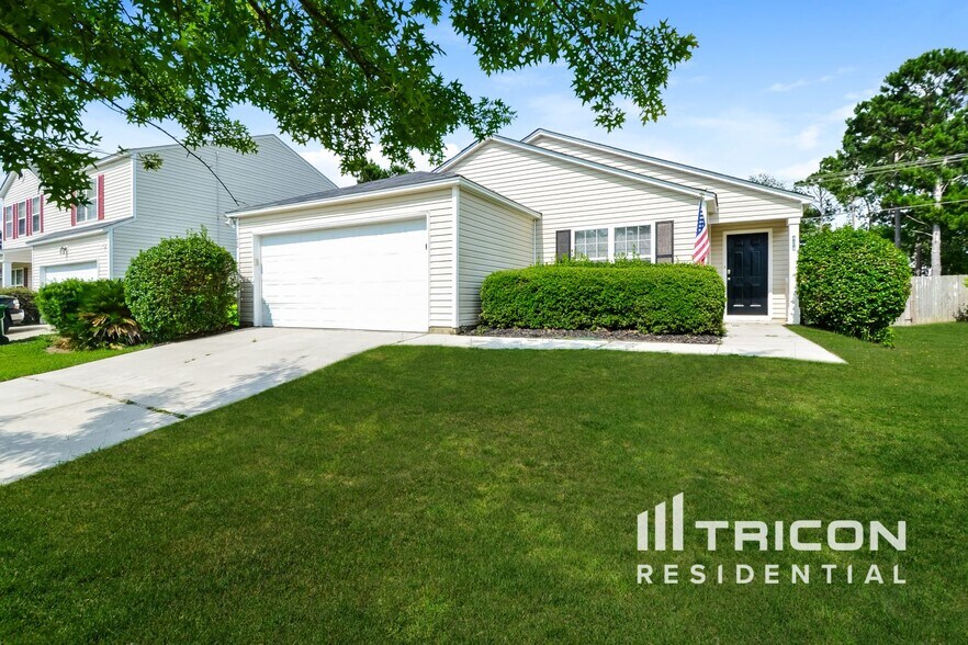 Primary Photo - 404 Castle Ridge Dr