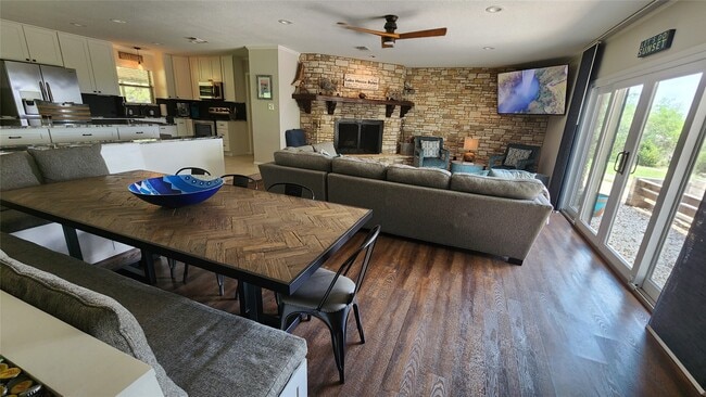 Building Photo - 2055 Island View