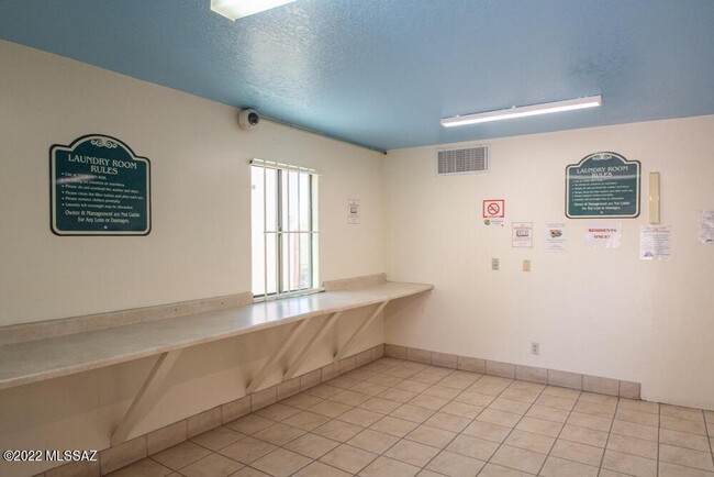Building Photo - 455 W Kelso St