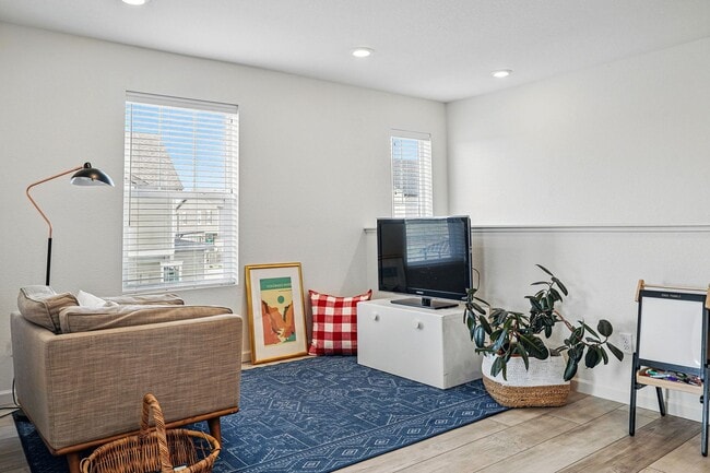 Building Photo - Spacious 3BR/3BA Townhome-Available NOW!