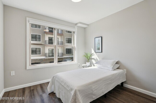 Building Photo - 272 Willow Ave