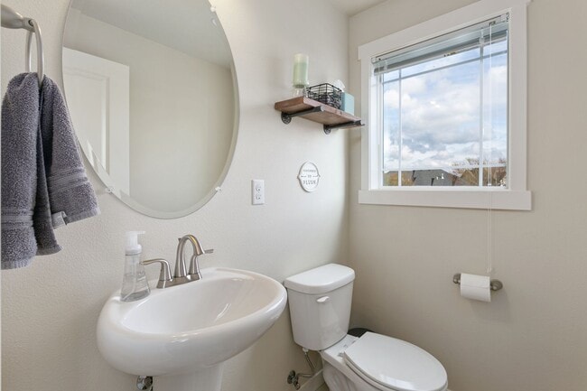 Building Photo - North Villebois - 3-bedroom, 3.5-bathroom townhouse