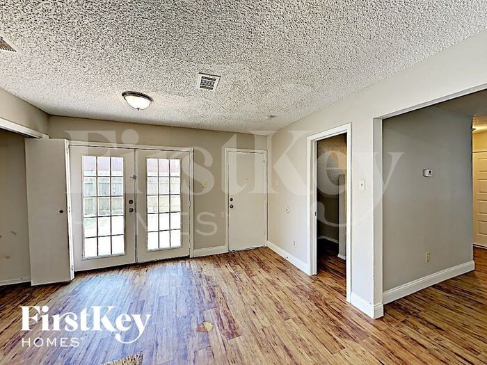 Building Photo - 4810 Glenvillage St
