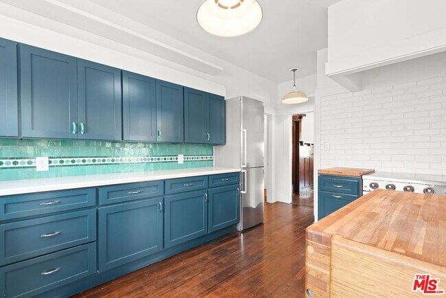 Building Photo - 1438 W 45th St
