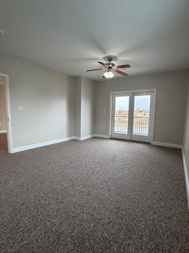 Building Photo - **Stunning Waterfront Condo in Downtown Knoxville**  2 Bedroom, 2 bath Fully renovated! Available...