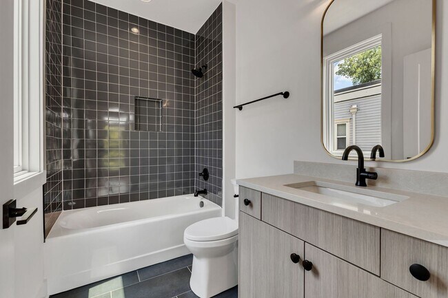Building Photo - Stunning Salemtown Townhome With Fenced In Yard