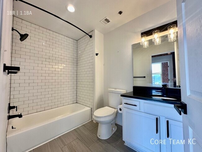 Building Photo - 202 W 5th St