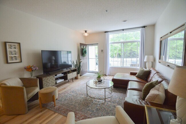 Building Photo - Stunningly Update 2 bed 1.5 bath Townhome ...