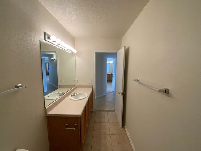 Building Photo - 3 Bedroom Single Story Home Available Near Unser Blvd NE & King Blvd NE!