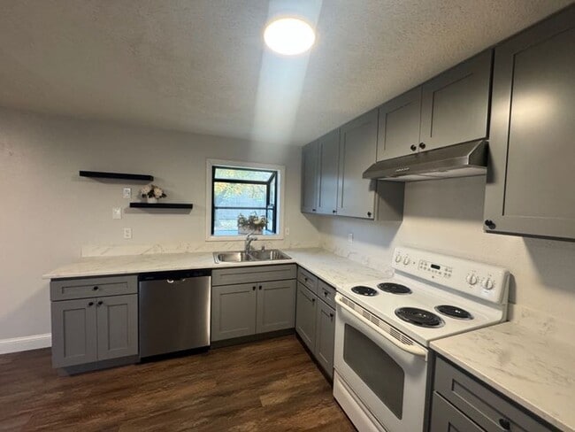 Building Photo - Large 2 bedroom duplex