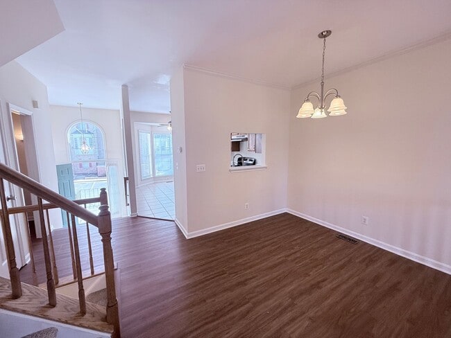 Building Photo - Luxury End Unit Townhome