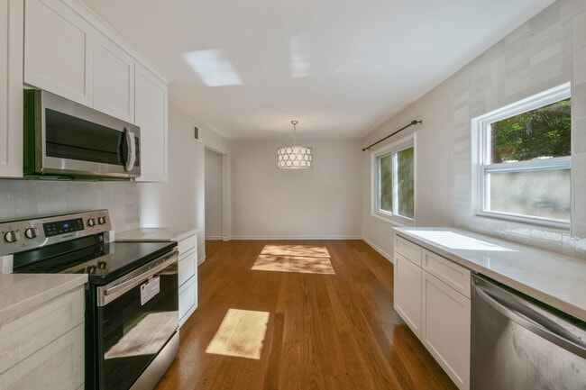 Building Photo - 925 Hawthorn Dr