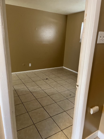 Building Photo - 225 Vermont St NE