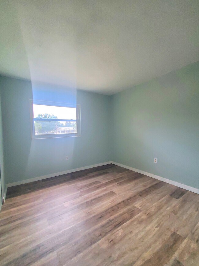 Building Photo - 1524 Lakeview Rd