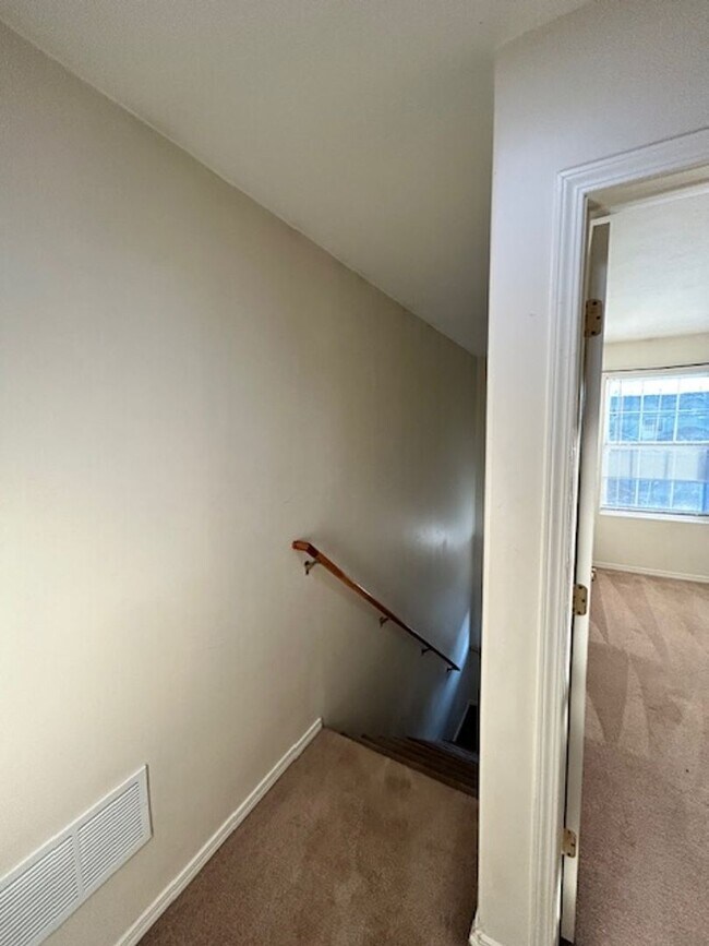 Building Photo - 3 Bedroom 2 Bathroom Centrally Located Tow...