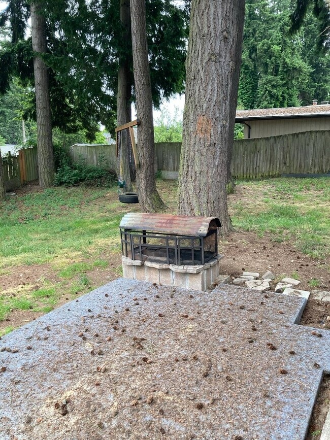 Building Photo - Cozy 4-Bedroom 1.5 Bath Gem with Fenced Ya...