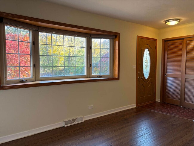 Building Photo - 558 Green Bay Rd