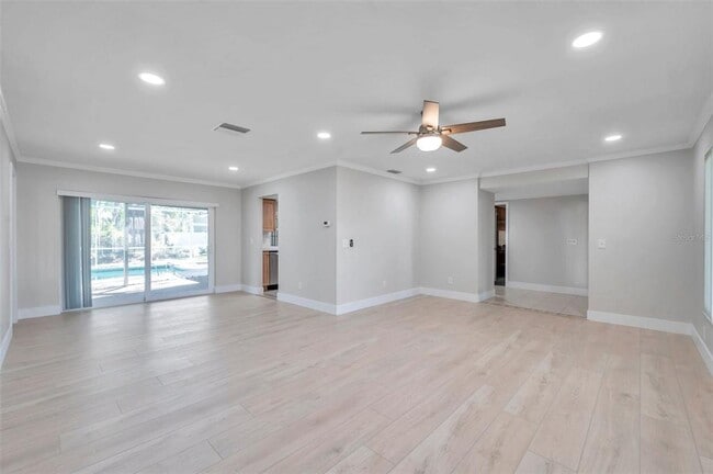 Building Photo - 8789 Maplewood Rd