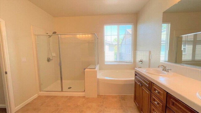 Building Photo - Concord Beautiful 4 bedroom 2.5 bathroom h...