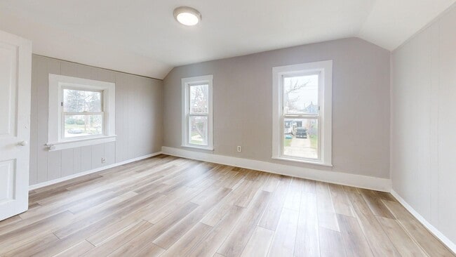 Building Photo - 1031 W.9th St.