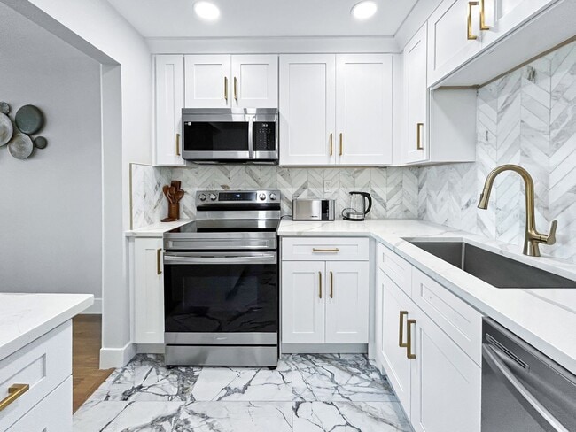 Building Photo - Stunning Furnished Waterfront Condo – 2 Be...