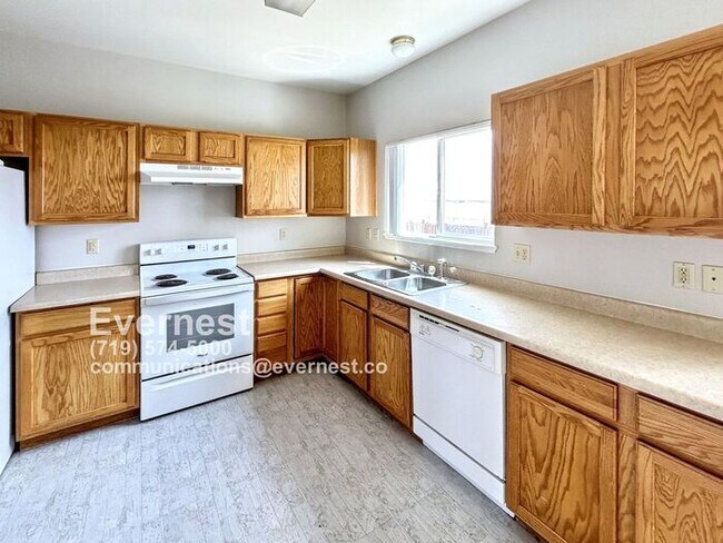 Building Photo - Gorgeous 3-Bedroom Home with Cozy Fireplac...