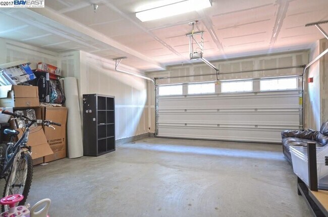 Building Photo - $4,390 / 4 BR STUNNING 2017 MODEL HOME FOR...