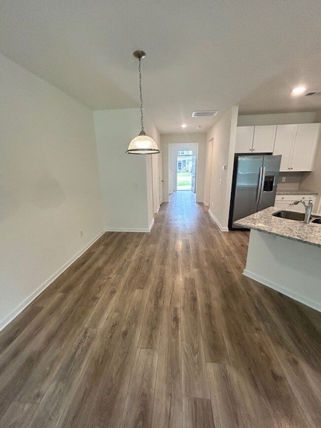 Building Photo - 1st Full Months Rent FREE!