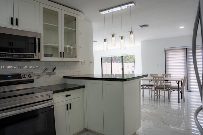 Building Photo - 16710 SW 140th Ave