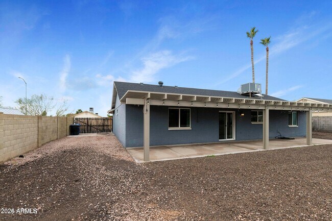 Building Photo - 1749 N Ricardo