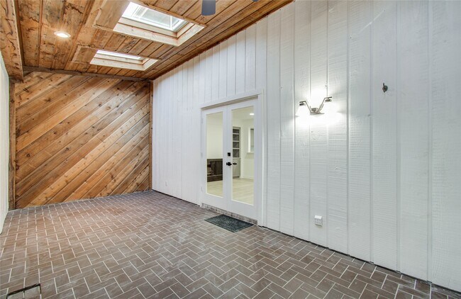 Building Photo - 1888 Saxony Ln