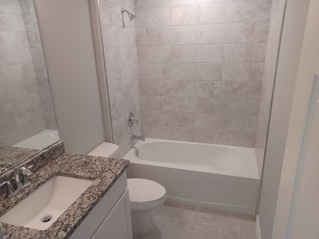 Building Photo - 417 SW 26th Ave