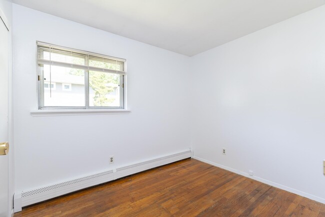 Building Photo - 52,54-54 Blydenburgh Ave