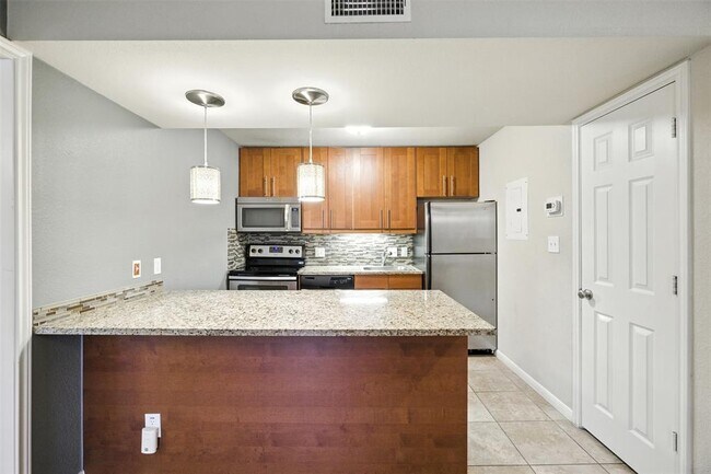 Building Photo - 7685 Northcross Dr