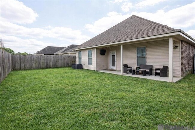 Building Photo - 18326 Sunset Park Dr