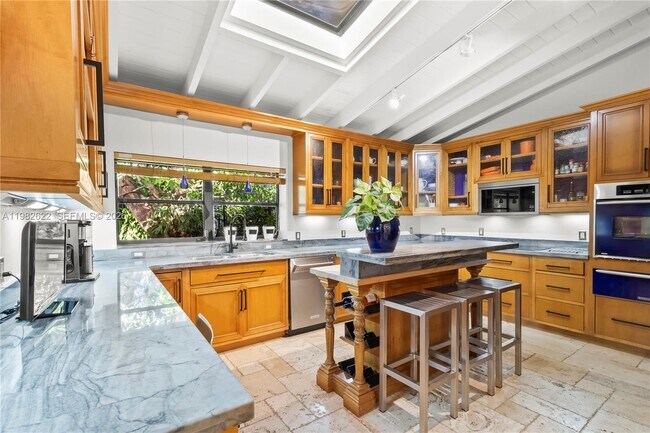 Building Photo - 2132 Middle River Dr