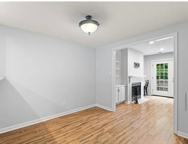 Building Photo - Renovated luxury townhome Greens Crossing,...