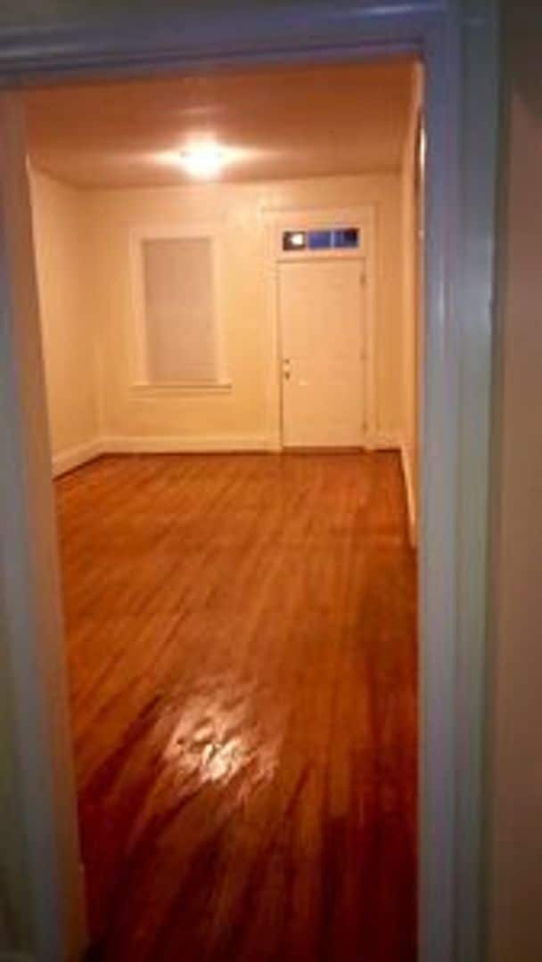Building Photo - 3 bed 2 bath house. Laundry, all electric,...