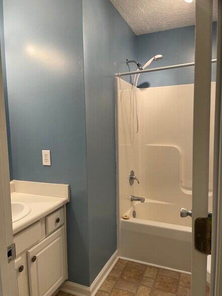 Building Photo - 122 Mosswood Dr