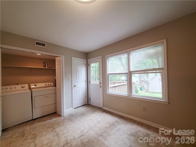 Building Photo - 3317 Windsor Dr