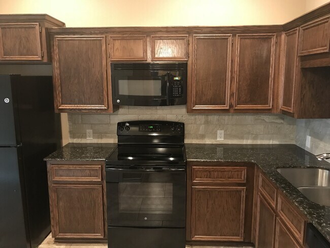 Building Photo - Beautiful 3 Bedroom, 2 Bath Duplex Near Cl...