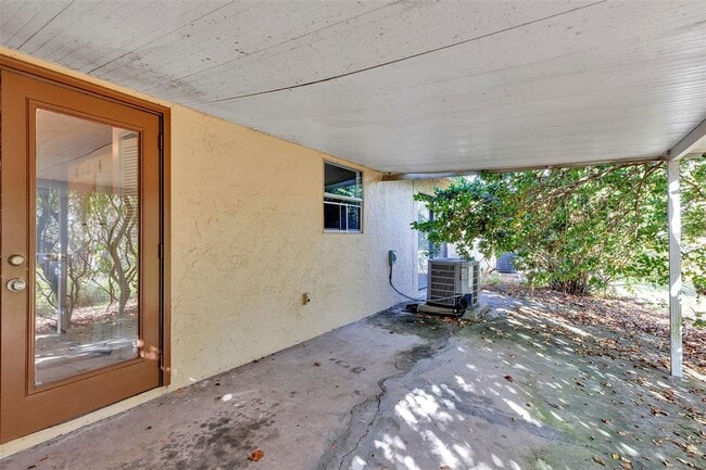 Building Photo - Comfortable & Spacious 3BR Condo with Built-In Closets and Backyard Patio in Tavares Community