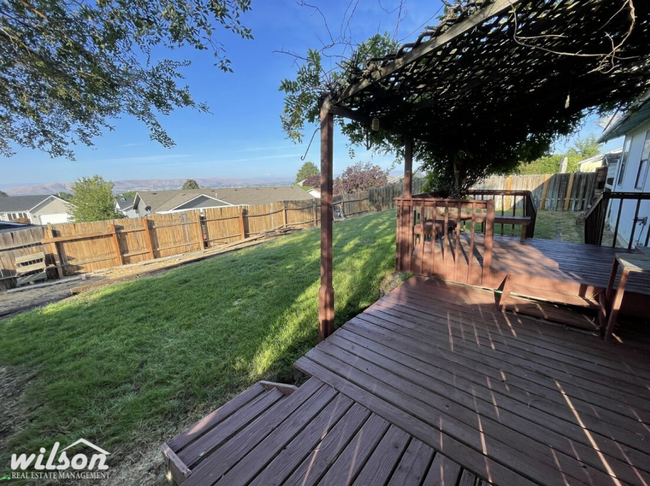 Building Photo - Charming Hilltop Retreat: Spacious 3-Bed, ...