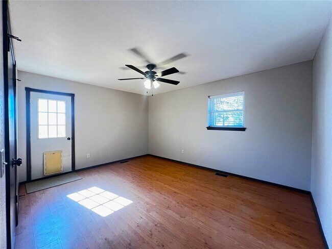 Building Photo - 819 Crystal Ln