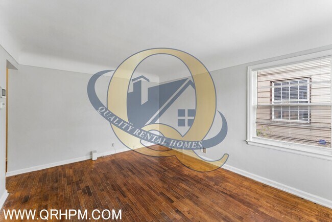 Building Photo - Don't miss your opportunity to make this home yours!