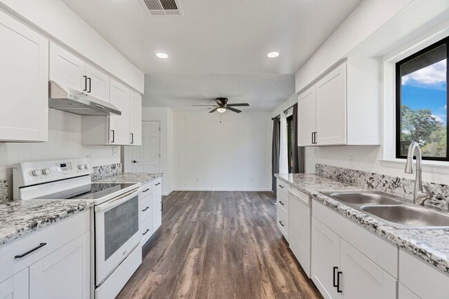 Building Photo - 31331 Auberry Rd