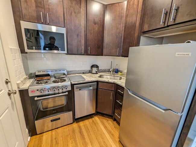 Building Photo - Fully Renovated Studio in Albany Park! Gre...