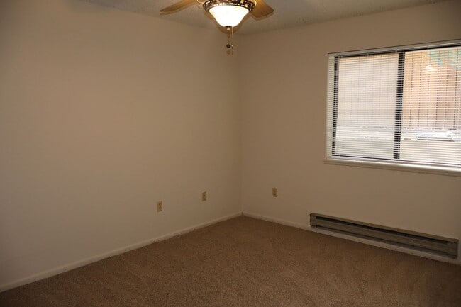 Building Photo - Charming Garden-Level Condo in the Heart o...